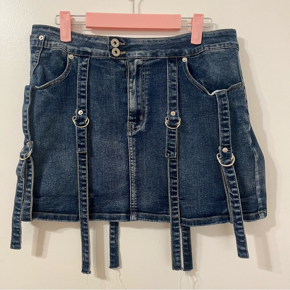 DENIM SKIRT WITH BUCKLE DETAILING